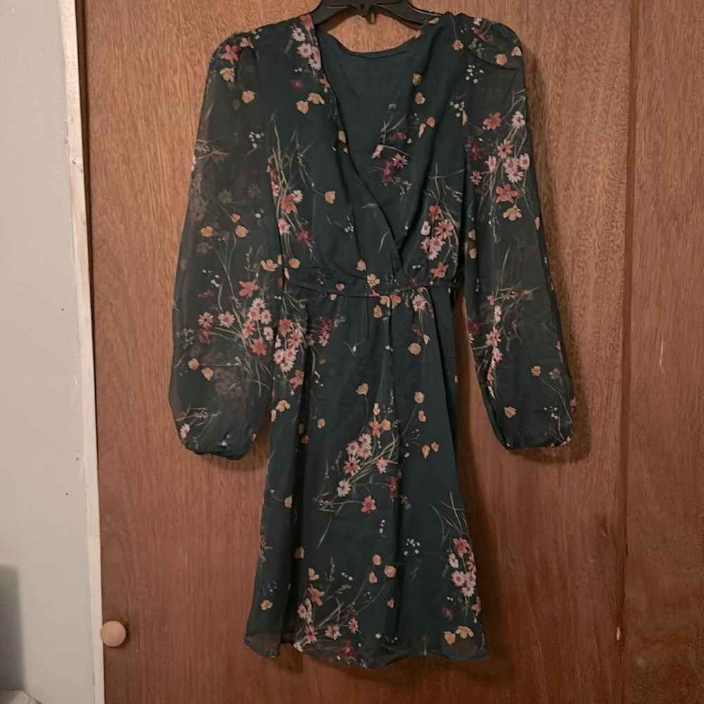 Green v neck floral dress w/sheer sleeves  size large